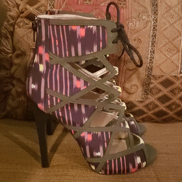 Heels - Picture 2 of 3